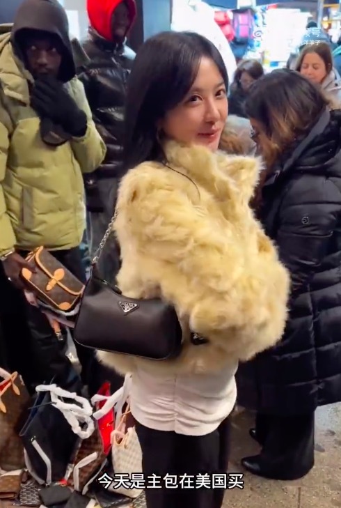 在纽约0元购摊位买到Prada