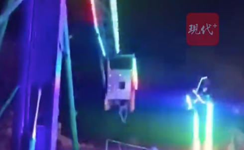 熊孩子乱动游乐设施致女子坠落 警方正在寻找这名儿童及其父母