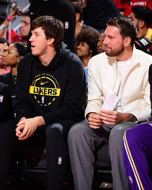 湖人双核恢复情况：东契奇首轮不复出 里夫斯有望G5回归