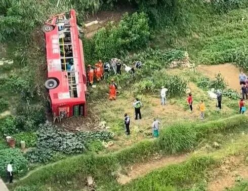 梧州公交车坠桥伤者家属发声 事故救援正在进行