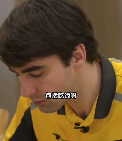 英国小伙听北京外卖小哥分享变化 北京外卖驿站外卖小哥吃饭打八折