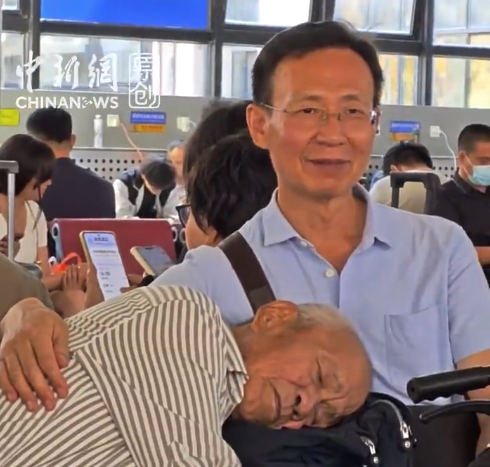 候车室里父子俩这一幕让人落泪 网友：希望所有老人都能收获这样的幸福