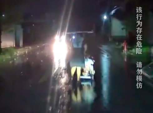 心都提到了嗓子眼！女子雨夜带娃走路中央险被撞