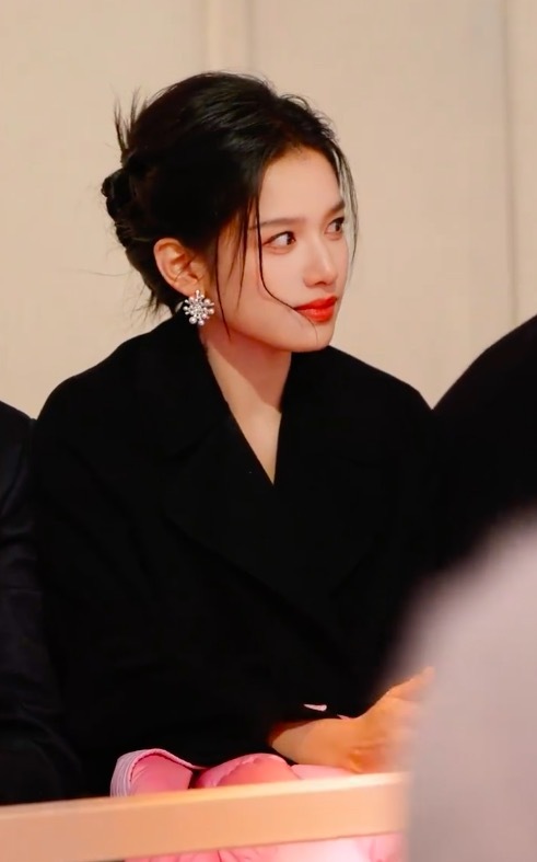 张婧仪越素越美 好完美的骨相