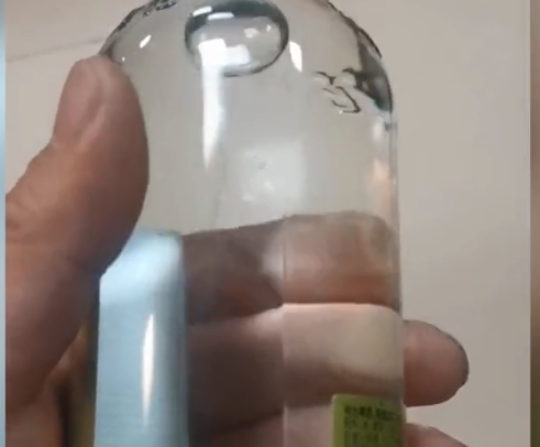 男子发现整箱啤酒里有个“另类”，竟是透明酒色酷似白酒