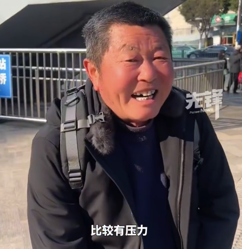 合肥：爷爷带小狗坐两小时大巴看望孙女 网友：爷爷肯定挑了一只最好看的