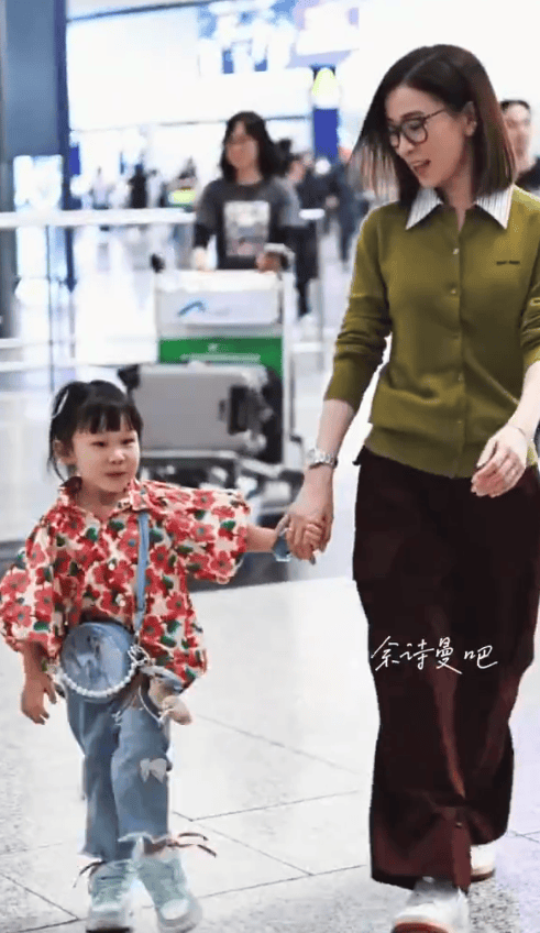佘诗曼机场帮粉丝带孩子