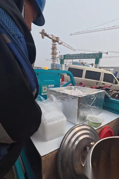 女子倒掉小伙卤肉称这是我的工地 摊贩冲突引发关注