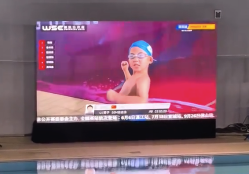 6歲雙胞胎萌娃游泳比賽前擺花式姿勢(shì) 網(wǎng)友：教練的笑聲震耳欲聾