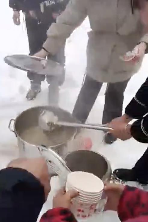 中国湖北省 雪のため高速道路で立ち往生した車に住民が食事届ける