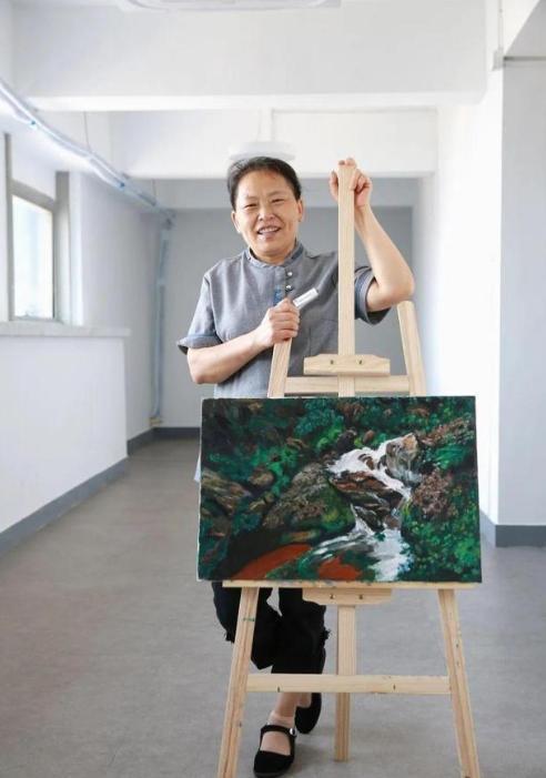 57岁北漂阿姨白天当保洁晚上做画家 网友：保洁是生存，画画是爱好