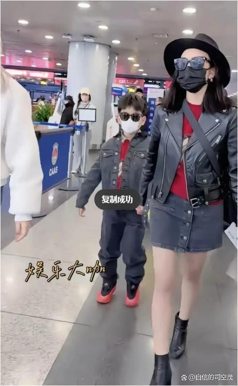 陈妍希带女儿过完寿辰回北京 子母同框展现果断与爱