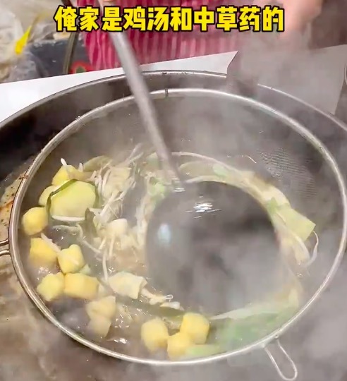 8块钱的东北麻辣烫治好了“东谈主均30+”麻辣烫内讧