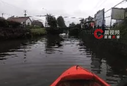 小车突然失控撞碎防护柱冲入河中 民警就地取材用小船将司机救出