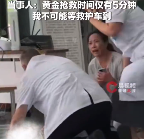 59岁医生回应跪地救回不足两岁窒息幼童