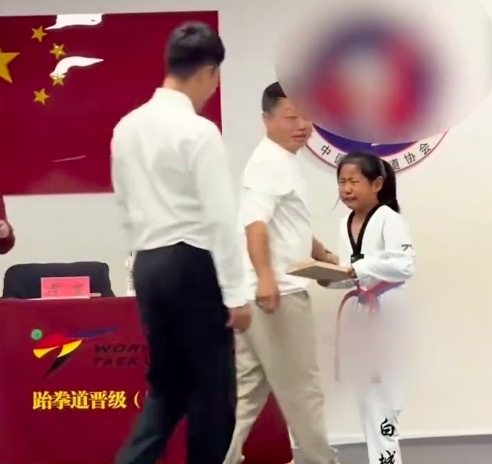 女孩跆拳道晋级现场正规股票配资推荐，一脚劈开木板瞬间变脸