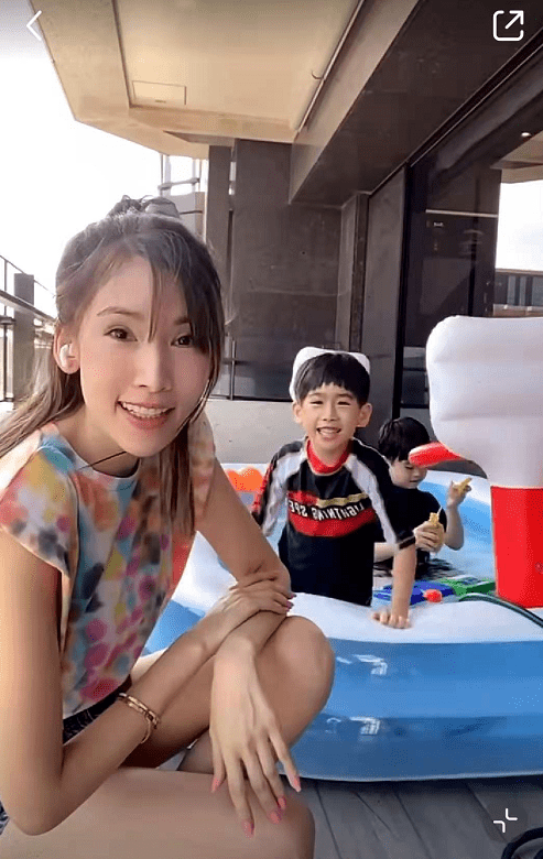 林志颖老婆晒双胞胎儿子家中游泳 豪宅内景曝光