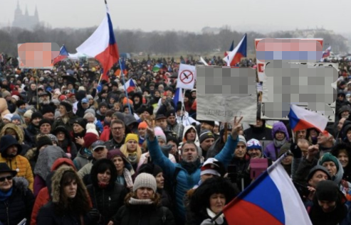 捷克首都爆发千人反防疫示威：现场无人戴口罩