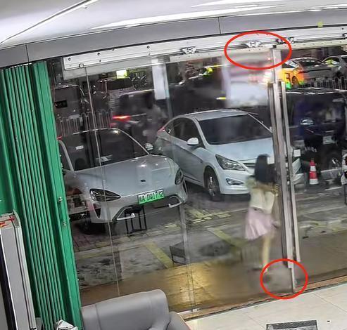 女孩推倒商家玻璃门淡定捋头发进店 大力出奇迹
