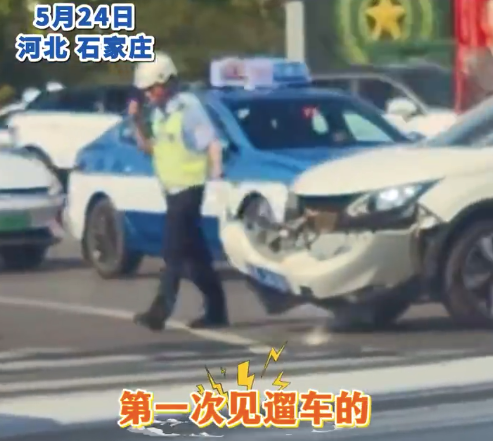 小車早高峰出事故撞壞車頭 交警“牽著”小車行駛避免擁堵