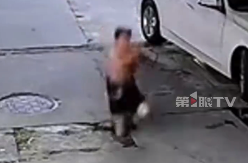 路上有洞无警示牌!女子走路看手机一脚踩进洞里