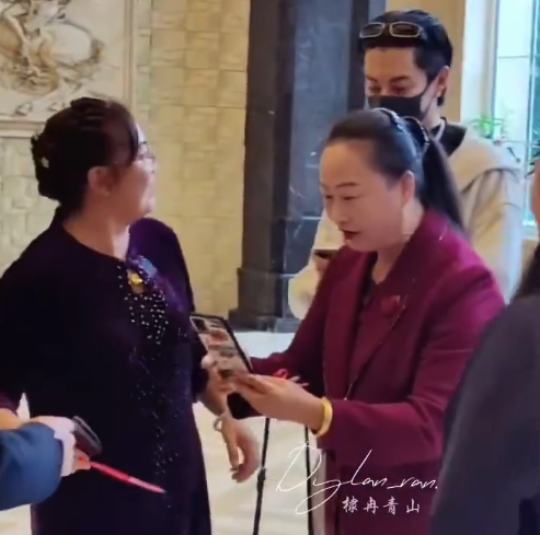 王鹤棣被嬢嬢们围着拍合照，笑得好甜呀乖宝宝