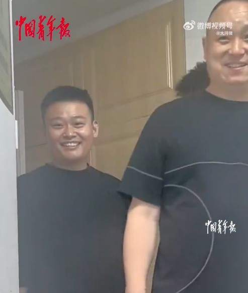 男子骨折住院朋友探望挤满病房：比止疼药管用