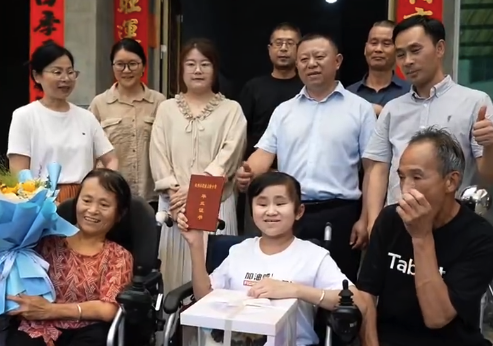 轮椅女孩迎来专属一人的毕业典礼！杭州61位老师12年接力送教助女孩毕业