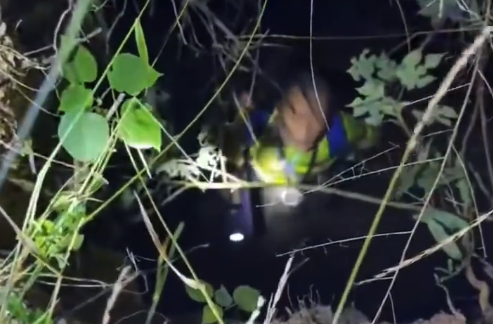 男子夜晚进山抓蝈蝈掉进蓄水池 