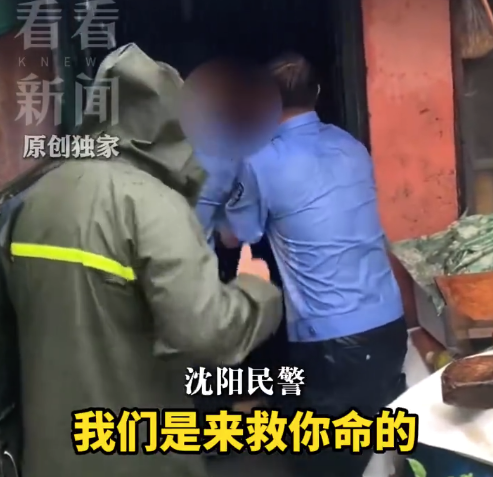 暴雨积水没到膝盖,七旬老人不愿撤离,民警急喊5次:我们是来救你命的