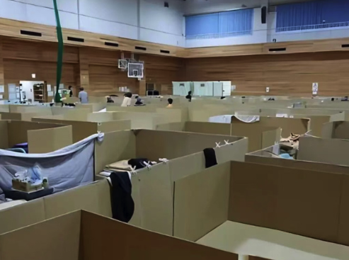 熊本地震发生已满两个月，日本灾民还住在“纸壳里”