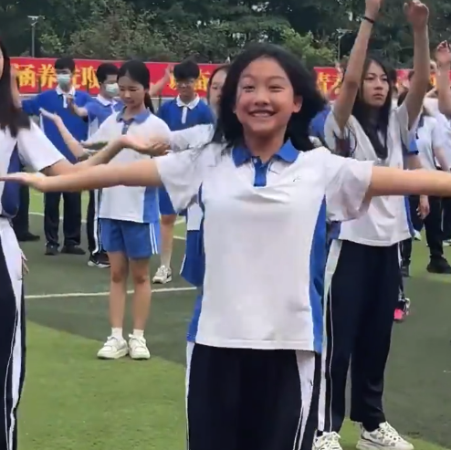女孩做课间操似灵魂舞者，笑容满面地完成每个动作