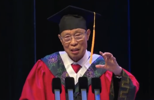 鐘南山現(xiàn)身廣州醫(yī)科大學(xué)畢業(yè)典禮：祝畢業(yè)生“乘風(fēng)破浪”，“個個活到100歲”