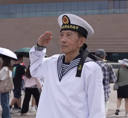 81岁老兵穿上水兵服向国旗庄严敬礼 