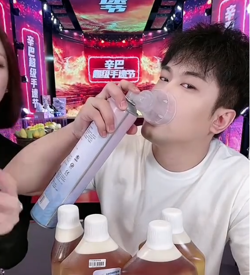 辛巴宣布退出直播行业 含泪曝肺部疾病无药可医 第五次“退网”引发热议