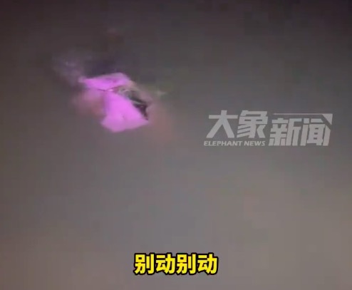 女童落水被冲走三里多地 小伙抛竿救人