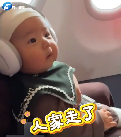 宝宝坐飞机盯着漂亮空姐都看直了 宝宝：天啊~果然天上有仙女呦~