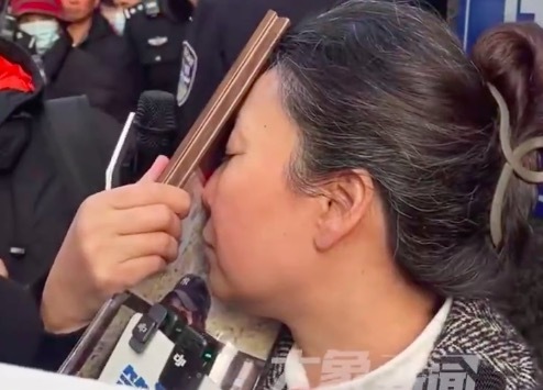 家门口遇害女子母亲获市民加油鼓励 母亲哭着亲吻女儿照片 