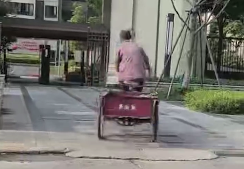 3岁男童小区内遭送货三轮撞倒身亡 街道:孩子自己摸的把手