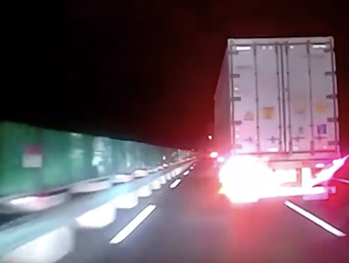 一个变道里藏着的满满善意!大货车别停小车避免了危险