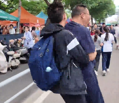 高考结束后抱起爸爸转圈 少年立志探索星辰大海 
