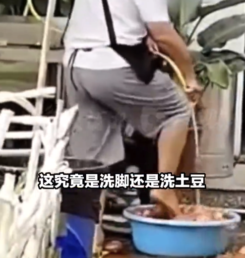 外卖员撞见小吃店员工用脚洗土豆 老板回应