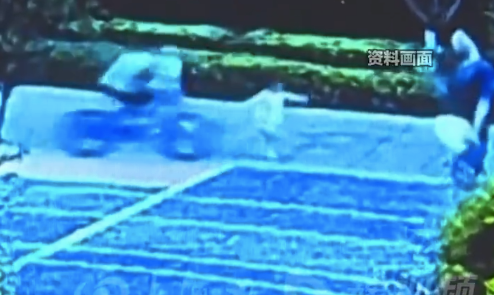 女童在小区内玩耍时遭两名男童骑车撞倒碾轧 父亲称将诉讼维权