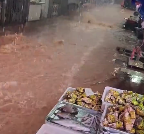 非必要不外出,注意安全!广西暴雨致内涝菜市场被淹