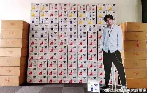 为追星，新鲜牛奶被成箱倒掉？视频惹怒网友