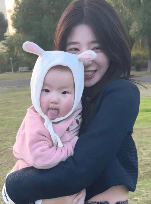 黄一鸣称女儿闪闪已经落户 父亲信息栏留空