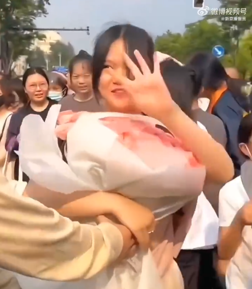 妈妈目睹高考女儿被表白