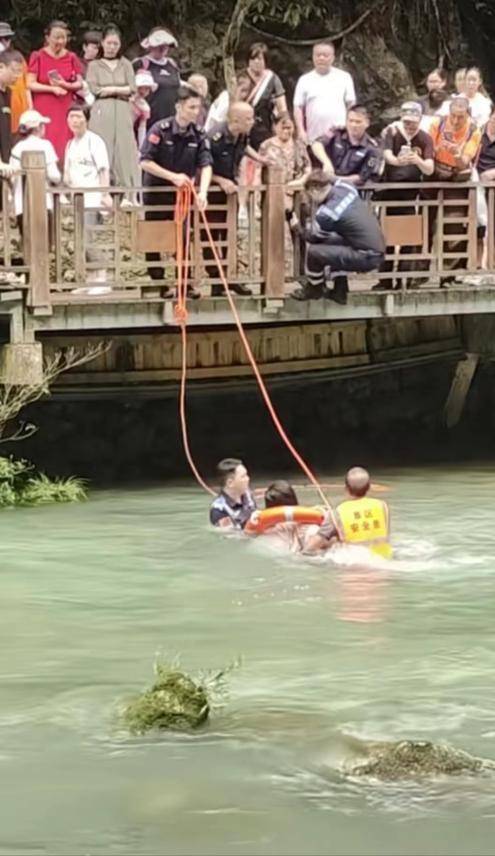 女子拍照时掉进急流，危急关头救援人员赶到获救