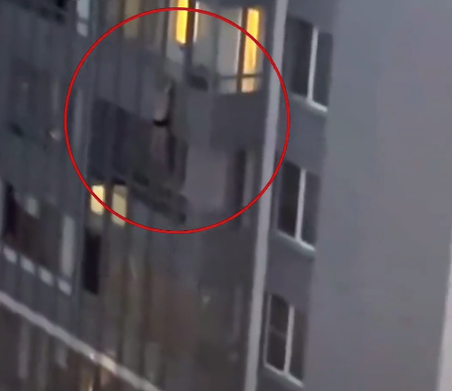 俄男子挂9楼阳台外秀肌肉坠亡：向女友秀肌肉 体力不支摔落