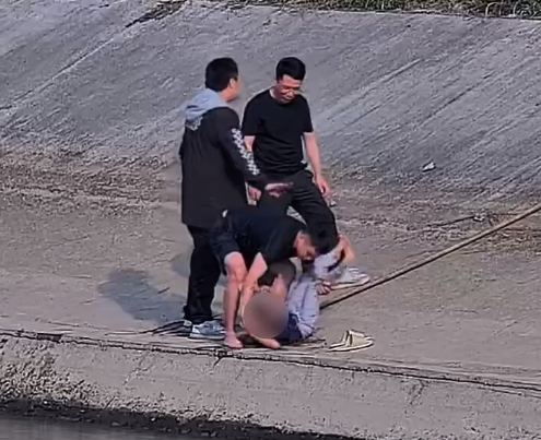 黑衣大哥救人后頭也不回?cái)[擺手就走了：我們都是青年人，做的事義不容辭
